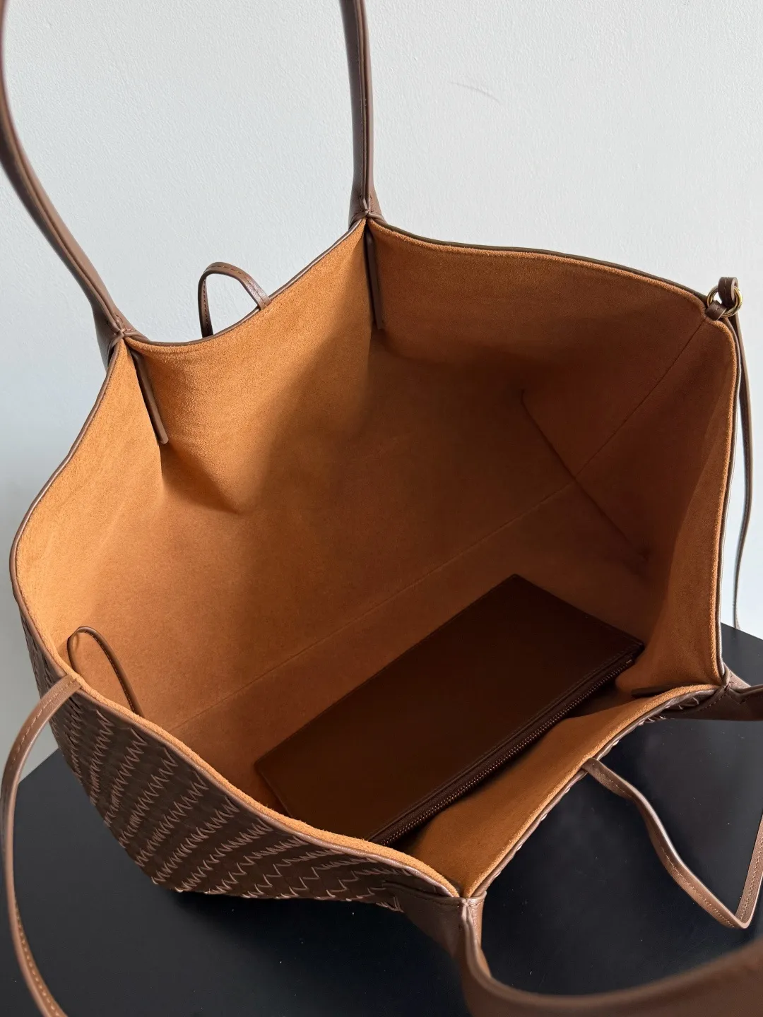 Batch 2660 Bottega Veneta 2025 new product PINACOTECA bag, iconic weaving process, skillfully crafted with 10mm Intrecciato process and equipped with suede lining. Four small strips of leather add character to the design and make the bag more stable. Relaxed yet sophisticated, casual yet refined, suede lining and double-sided design, suitable for shoulder and hand carry. The four straps can be adjusted into different shapes. One pack can be switched between two uses, easily integrating into your daily rhythm. Style number: 817166 Size: 43*23*17.5cm